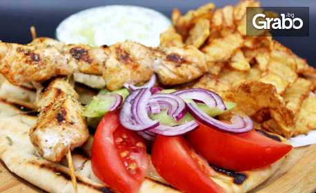Хапни навън! Пилешко сувлаки, дзадзики, гръцка питка, домат, червен лук и домашни пържени картофки