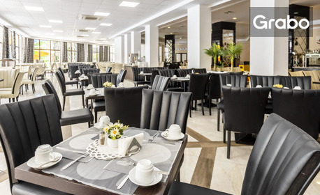 През Юни в Златни пясъци: Нощувка на база All Inclusive, плюс басейни и релакс зона