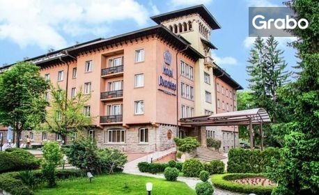 Петзвездна почивка във Велинград: Нощувка със закуска и вечеря в двойна стая или апартамент, плюс релакс зона с минерални басейни и паркинг