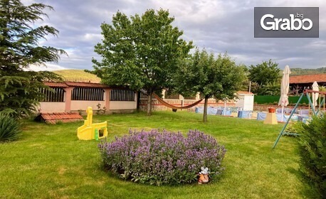 Почивка в Добринище: Нощувка със закуска, плюс басейн и джакузи