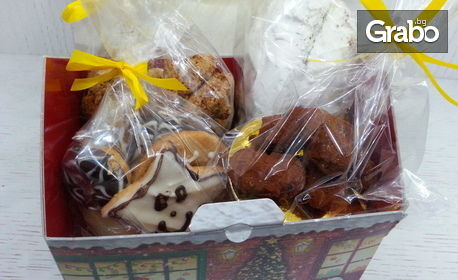 Коледен комплект "Сладост" в кутия коледна къщичка: Щолен, меденки, трюфели и меломакарон