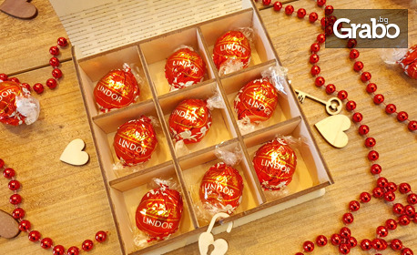 Любов на хапки: Персонализирана дървена кутия за бонбони с послание и 9 шоколадови бонбона Lindor