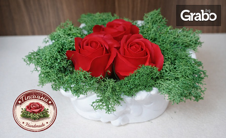 Красив подарък за 8 Март: Аранжировка по избор - със скандинавски мъх и рози от пластичен сапун