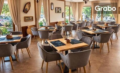 Ранни записвания за лято в Свети Влас: Нощувка със закуска, плюс басейн и паркинг