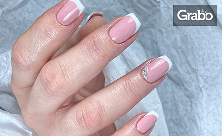 Празничен маникюр с елегантен завършек: Класически червен или френски маникюр, плюс сваляне на старо покритие и комплимент - масаж на ръце с подхранваща арома свещ или празнично бижу декорация