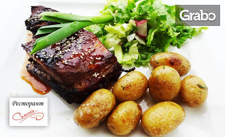 Салата с пилешки пуканки или Печени свински ребра в меден сос, гарнирани със свежа салата и бейби картофки