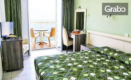 Слънчева екскурзия до остров Корфу през Септември: 3 нощувки със закуски и вечери в Хотел Oasis***, плюс транспорт