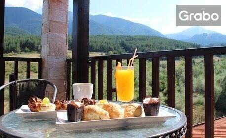 Уикенд пакет в Банско през Април и Май: Нощувка със закуска и възможност за вечеря, плюс SPA зона