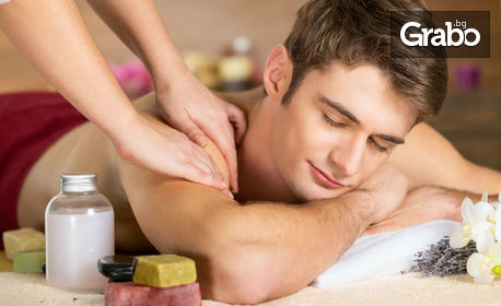 Релаксиращ масаж на гръб, масажна яка и ръце с ароматна свещ