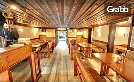 Вкусно хапване на място: Апетитно плато с месце на скара, плюс пържени картофки и гриловани зеленчуци