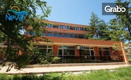 Ранни записвания за летен релакс в Китен: Нощувка на база All Inclusive, плюс басейн, чадър и шезлонги