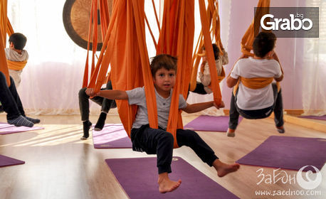 2 посещения на Stretch Yoga Fly за възрастен, плюс 2 посещения на Yoga Fly Kids за дете на 5 - 10г