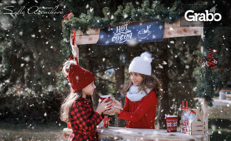 Коледна фотосесия на открито със зимен декор - с 10 или 15 обработени кадъра и бонус - дигитален колаж