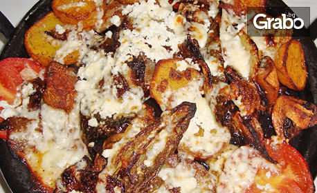 Kартофки по касапски - с пилешко и свинско филе, бекон, лук, кашкавал и домати