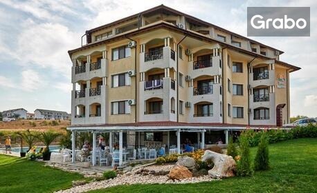 Морска почивка в Царево: Нощувка на база All Inclusive Light, плюс басейн с чадър и шезлонг