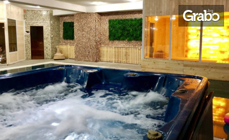 През Април в Банско: Нощувка със закуска и възможност за вечеря, плюс релакс зона