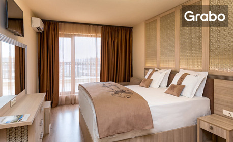 Ранно лято в Златни пясъци - на 150 м. от морето: Нощувка на база All Inclusive, плюс 4 басейна
