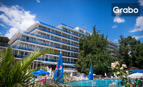 До края на сезона в Златни пясъци: Нощувка със закуска или на база All Inclusive Light, плюс басейн с чадър и шезлонг