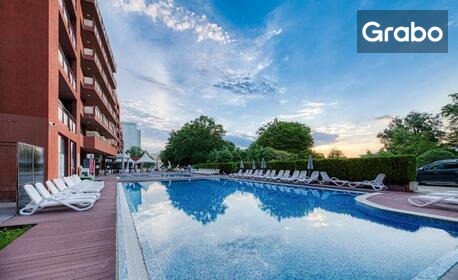 На първа линия в Златни пясъци през Септември: Нощувка на база All Inclusive, плюс басейн
