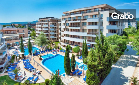 Лято в Царево: Нощувка на база Ultra All Inclusive, плюс басейни, чадър и шезлонг на плажа, водни пързалки и анимация, от Хермес Александрия Клуб****
