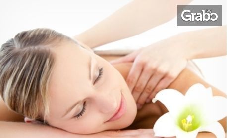 Релаксиращ масаж на гръб или цяло тяло с масажно олио с аромат на маракуя - за един или двама