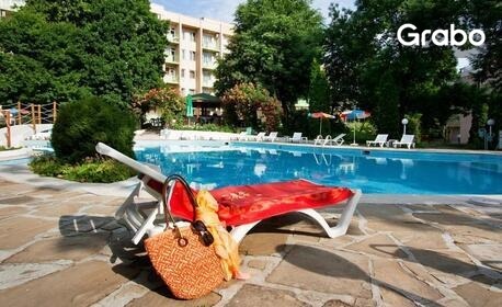 Открий сезона в Златни пясъци: Нощувка със закуска и вечеря, плюс басейн и паркинг
