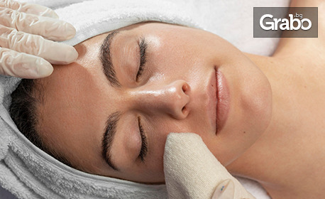 За подновяване на кожата: Почистване на лице, плюс химичен пилинг с професионални продукти на Collagena