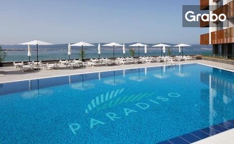 Ранни записвания за почивка на първа линия в Несебър: Нощувка в апартамент за до четирима, плюс басейн и паркинг