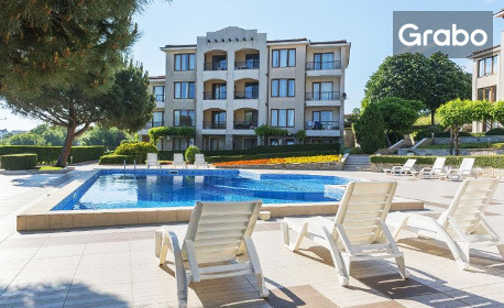 През Май и Юни в Созопол: Нощувка за двама или четирима в студио или апартамент, плюс басейн, чадър и шезлонг,