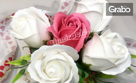 5 ароматни сапунени рози в луксозна кутия сърце