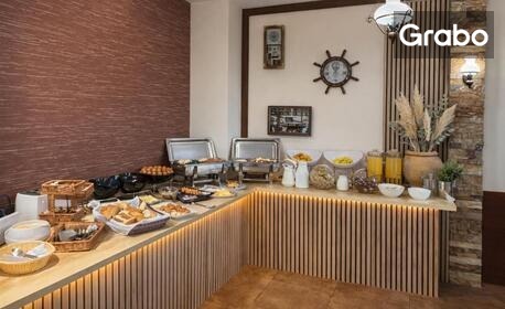 Ранни записвания за лято в Свети Влас: Нощувка със закуска, плюс басейн и паркинг