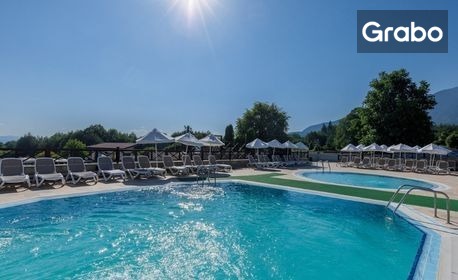 Летен SPA релакс в Банско: Нощувка със закуска и възможност за вечеря, плюс достъп до Регнум Аквапарк и термална зона