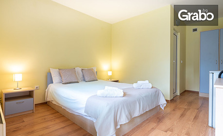 Почивка в с. Рибарица: Нощувка в самостоятелна вила за двама или четирима, плюс бутилка вино за Добре дошли