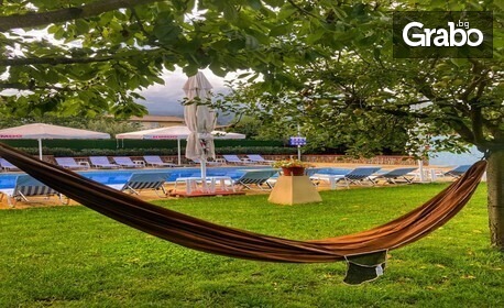 Почивка в Добринище: Нощувка със закуска, плюс басейн и джакузи